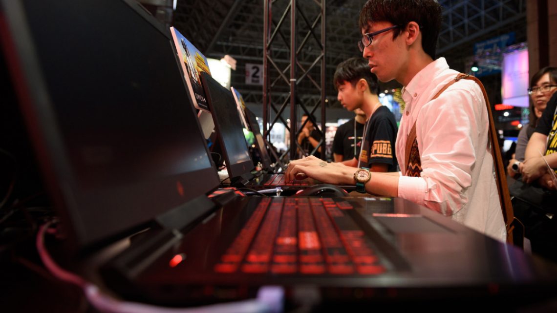 China restringe a menores de edad a jugar online máximo de 3 horas a la semana
